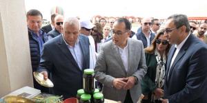 رئيس الوزراء يجرى حوارا وديا مع المواطنين بمستشفى محلة مرحوم بالغربية