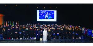 منصور بن محمد يشهد تخريج الدفعة 28 من الجامعة الأميركية في دبي