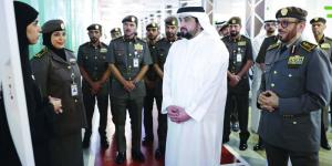 أحمد بن محمد يطّلع على سير العمل في «إقامة دبي»