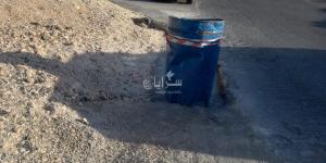 بالصور .. برميل زفتة مهمل منذ أسابيع يشكل خطرًا على السائقين قرب دوار الشهيد المجالي