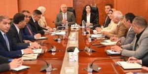 وزير الصناعة يبحث مع محافظ ومستثمري البحيرة تحديات المناطق الصناعية بالمحافظة
