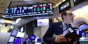 استقرار العقود الآجلة لمؤشرات وول ستريت رغم التوترات التجارية