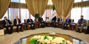 وزير الخارجية يلتقي وفداً من الجمهورية الصربية