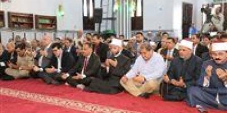 وزير الأوقاف ومحافظ الشرقية يؤديان صلاة الجمعة بمسجد الدكتور عبد الحليم محمود شيخ الأزهر الأسبق