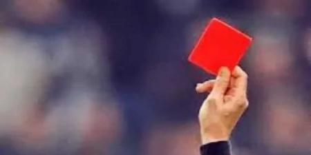 غرائب وعجائب كرة القدم.. لاعب يطرد قبل بدء اللعب بثانية واحدة