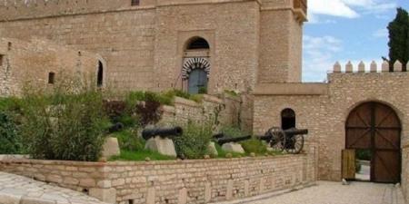 الكاف: الأمطار الأخيرة تتسبب في تصدع في الطريق والحائط المحاذي إلى معلم القصبة الحسينية بمدينة الكاف