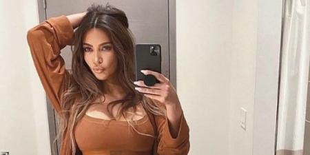 كيم كارداشيان تنسخ أسلوب بيانكا سينسوري بإطلالة العري