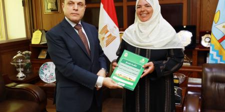 محافظ كفرالشيخ يُسلّم عقود تقنين أراضي أملاك دولة للمستفيدين »