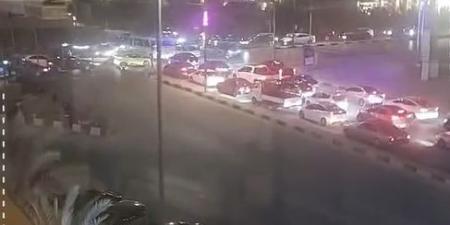 تعطل متكرر لإشارة مرورية يربك الحركة في أحد شوارع إربد الحيوية - فيديو