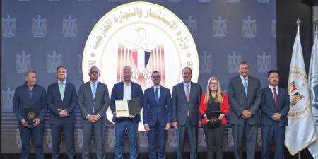 وزير الاستثمار يسلم 6 رخص ذهبية جديدة لعدد من المشروعات الاستثمارية