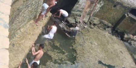 استمرار حملة نظافة عين كليوباترا بمشاركة العاملين في مجال السياحة