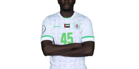 دخل الملعب وخرج مطروداً بعد 15 ثانية.. واقعة نادرة في ملاعب الإمارات (فيديو)