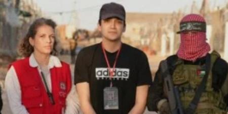 أول صور للجندي الإسرائيلي الأمريكي عيدان ألكسندر أثناء تسليمه للصليب الأحمر