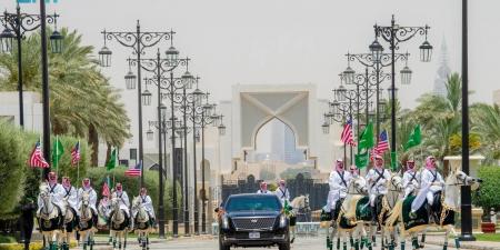 الخيول العربية ترافق موكب ترامب في قصر اليمامة (فيديو)