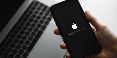 آبل تستعد لإطالة عمر بطارية آيفون عبر الذكاء الاصطناعي في نظام iOS 19