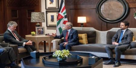 الملك يستقبل مستشار الأمن القومي البريطاني في قصر الحسينية