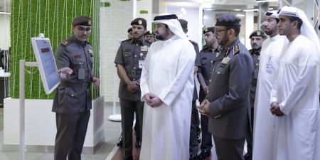 أحمد بن محمد يطّلع على سير العمل في "إقامة دبي"