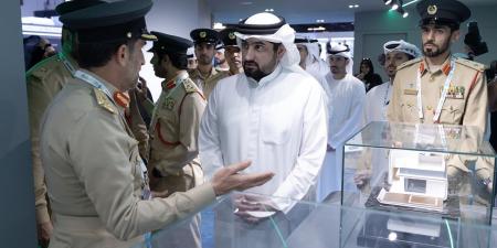 أحمد بن محمد يزور معرض القمة الشرطية العالمية بدبي