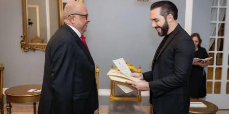 السفير المصري غير المقيم يقدم أوراق اعتماده إلى رئيس السلفادور