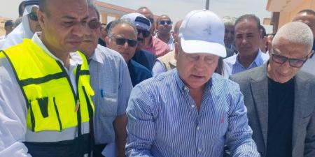 وزير النقل والصناعة يتفقد محطة بئر العبد ويستمع لشرح مفصل  عن إنشاء 7 محطات جديدة  (صور)