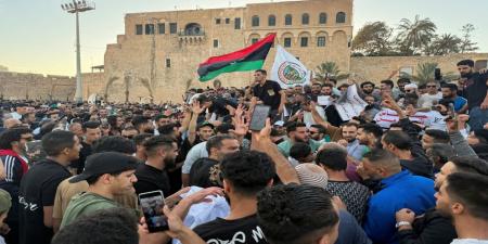 متظاهرون ليبيون يطالبون باستقالة رئيس الحكومة