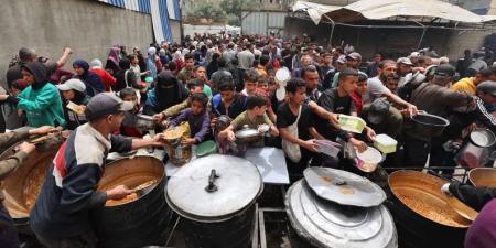 طحن وخبز المعكرونة والعدس.. آخر حيل الغزيين لمواجهة المجاعة