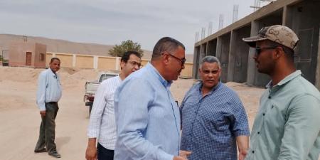 رئيس مركز البداري يتفقد الأعمال الإنشائية بسوق عرب مطير