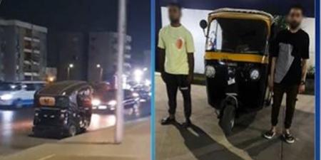ضبط سائق توك توك لسيره عكس الإتجاه بالقاهرة.. فيديو 