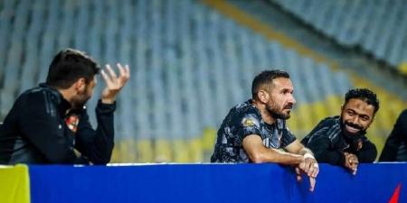 علي معلول يغادر الملعب غاضبا بعد هدف فوز الأهلي المصري على البنك الأهلي