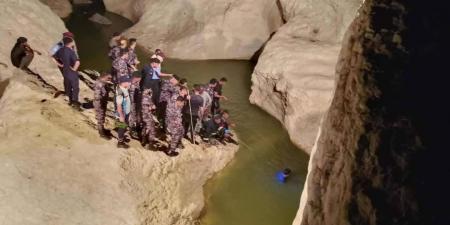 فقدان فتى داخل بركة مائية في وادي الموجب وفرق الإنقاذ تواصل البحث