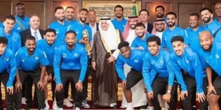 أمير تبوك يهنئ نيوم بالتتويج بـ”يلو” والصعود لـ “روشن”