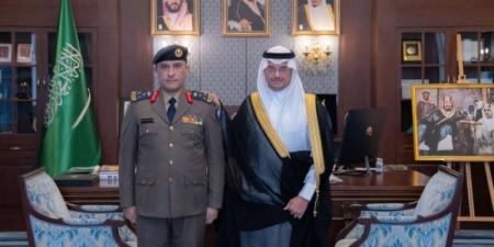 محافظ الأحساء يُقلّد مدير الدفاع المدني بالمحافظة رتبته الجديدة