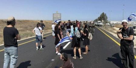 مستوطنون يعترضون شاحنات المساعدات قبل دخولها قطاع غزة