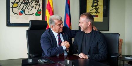 رسميا.. فليك مستمر في تدريب برشلونة حتى 2027