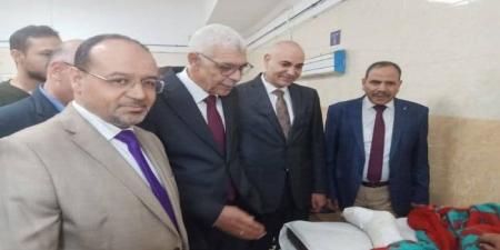 رئيس جامعة المنوفية يطمئن على المصابين بحادث سقوط مصعد المستشفى الجامعي