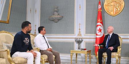 رئيس الجمهورية يستقبل شابين من المزونة وبنزرت ويؤكد: لا تهميش بعد اليوم وكرامة التونسيين خط أحمر