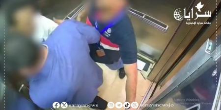 مشاجرة بين موظفي "العمل" وعامل وافد مخالف داخل مصعد بمجمع تجاري .. والوزارة توضح .. فيديو