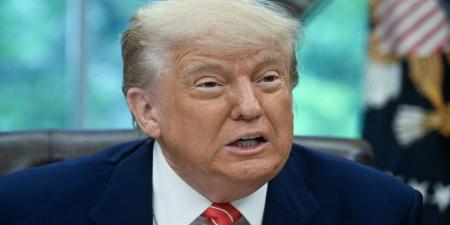 ترامب يهدد بفرض رسم جمركي 25% على آبل ما لم تصنع هواتف آيفون في الولايات المتحدة