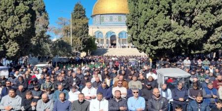 40 ألفا يؤدون صلاة الجمعة في المسجد الأقصى