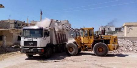 مجلس مدينة درعا ينفذ أعمال ترحيل أنقاض من حي المنشية ضمن حملة تنظيف ورفع مخلفات سابقة