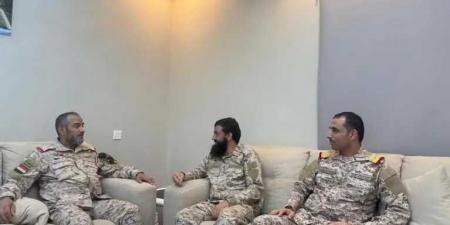 تحركات عسكرية ميدانية للفريق بن عزيز من ”عدن” إلى ”صعدة” وتعزيز الجاهزية القتالية