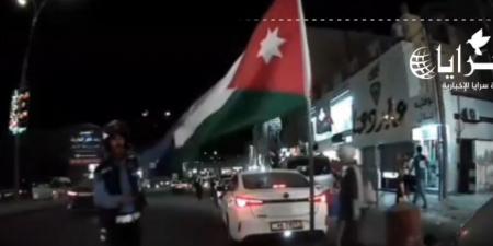 "العلم الأردني لا يُربط" .. لفتة وطنية لرقيب سير تلفت إعجاب الأردنيين - فيديو