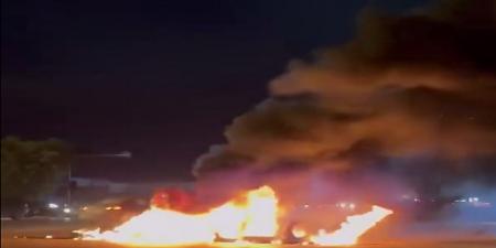 محتجون يغلقون طرقًا رئيسية في طرابلس والزاوية وصرمان للمطالبة بإسقاط الأجسام السياسية القائمة