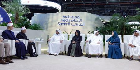 أحمد بن محمد يلتقي شيخ الأزهر الشريف .. ويثني على جهوده في نشر رسالة التسامح والتعايش الإنساني