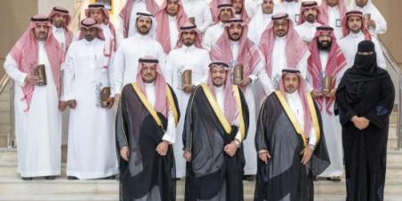 أمير القصيم يُكرّم 36 موظفًا من منسوبي إمارة المنطقة بجائزة الموظف المثالي في دورتها الثامنة