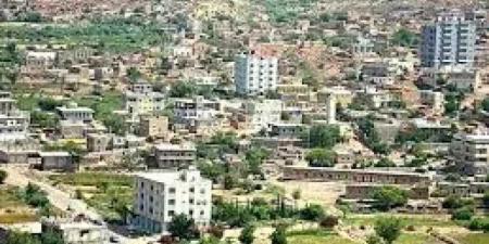 عامل يلقى حتفه مأساويًا بصعقة كهربائية في الضالع أثناء محاولة تمرير شاحنة محملة بالأعلاف