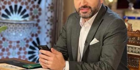 مشهد لم يعتده السوريون.. وزير الثقافة يأكل الشاورما على الرصيف (صورة)