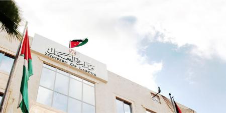 "العمل": لا تعطل في مصاعد مبنى الوزارة وإنجاز أكثر من 1200 معاملة خلال يومين