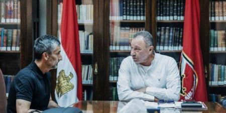 الخطيب يجتمع مع الجهاز الفني الجديد لفريق الكرة بالأهلي