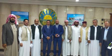 "شعيب" يلتقي عدد من أهالي السلوم للاستماع لمطالبهم والاستجابة لها